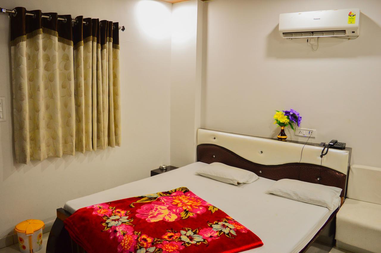 Hotel Shree Dwarkadhish Palace Ujjain Exteriör bild