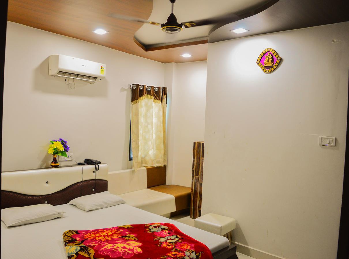 Hotel Shree Dwarkadhish Palace Ujjain Exteriör bild